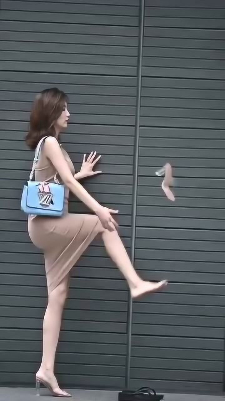 美女姐姐能把鞋子玩的溜溜的