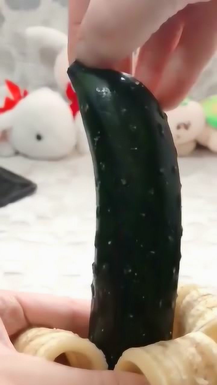 香蕉剥开是黄瓜,黄瓜去皮有变成了香蕉!我很想知道是谁出了轨