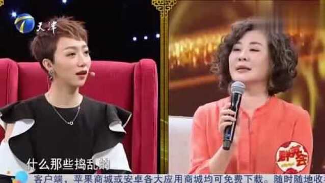 丛珊从小就是美人坯子,年轻时就很美,眼神里还有一种忧郁感1