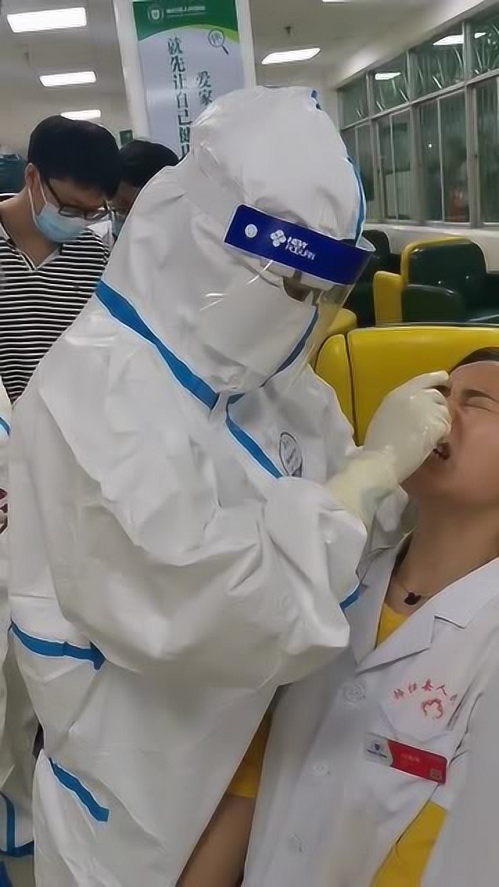 医务人员做核酸检查一个个疼得大叫实在不想做啊