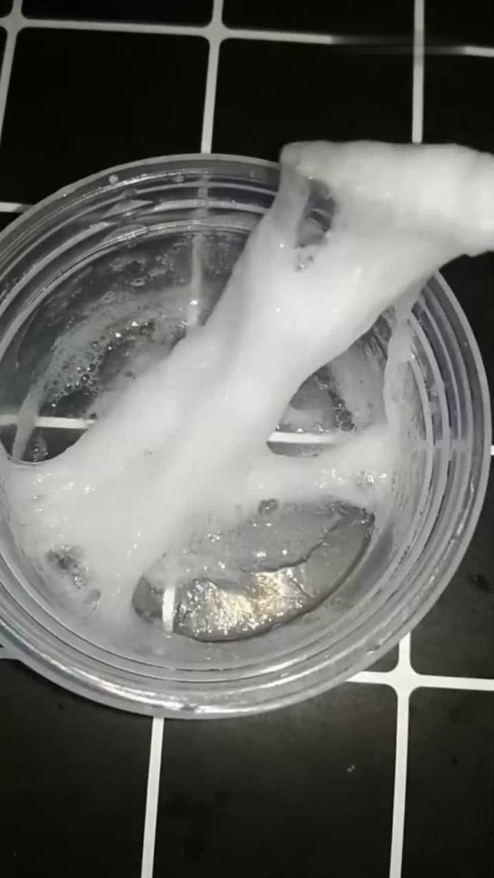 用洗洁精护手霜就能做水晶泥,特别简单,看着就好玩