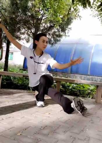 太极拳出战"卧鱼",具体这样做,一起来练习吧