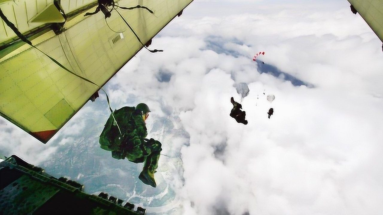 泪目!汶川地震十二年珍贵画面曝光:空降兵十五勇士的惊天一跳