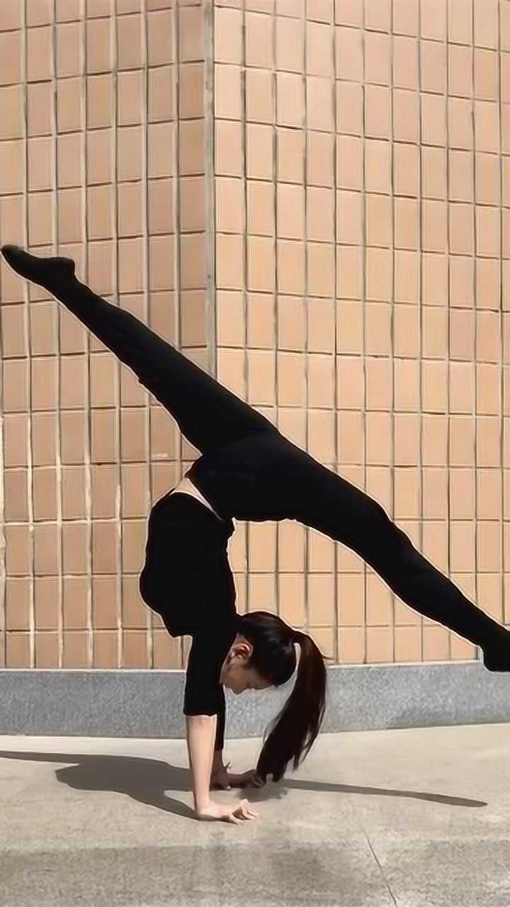 网友想看一字马妹子毫无保留的展示惊呆众人