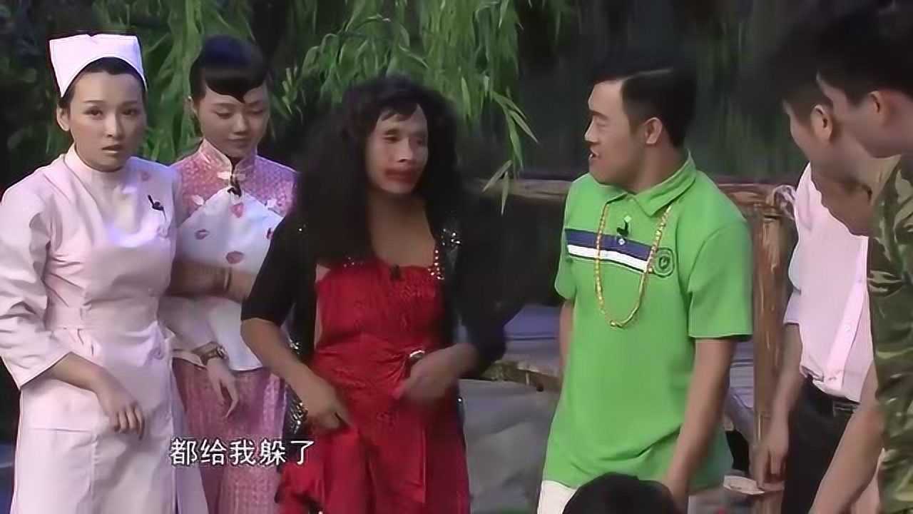 宋小宝男扮女装出场大白脸配红唇外加一头卷发把观众都看乐了