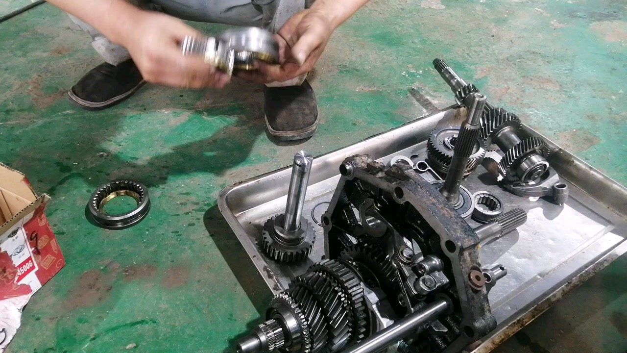 手动变速箱维修中