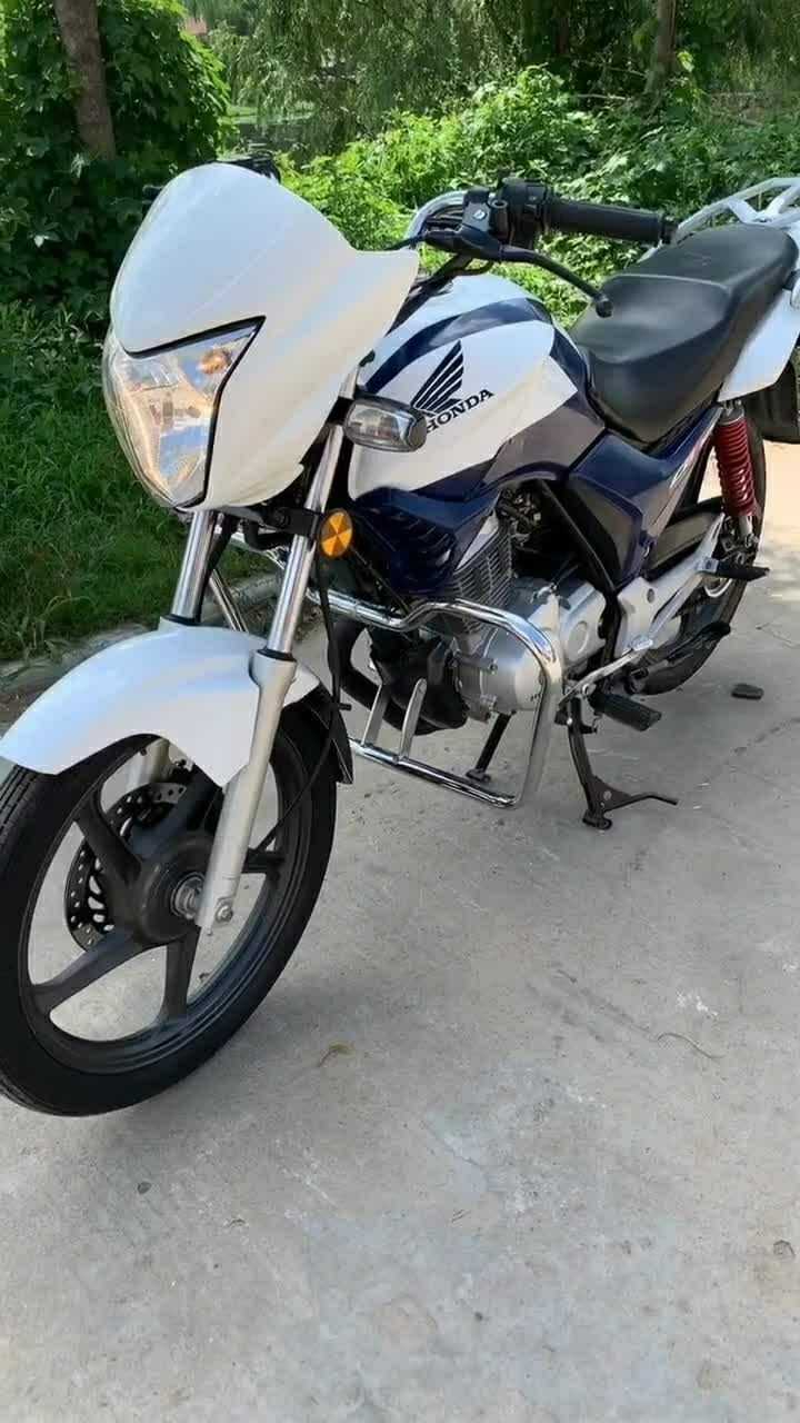 这是一台本田小战鹰摩托车非常好看白色的显得很干净