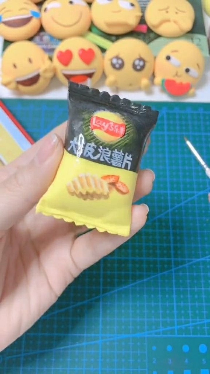 今天用橡皮泥做一包薯片显得特别逼真简单易学