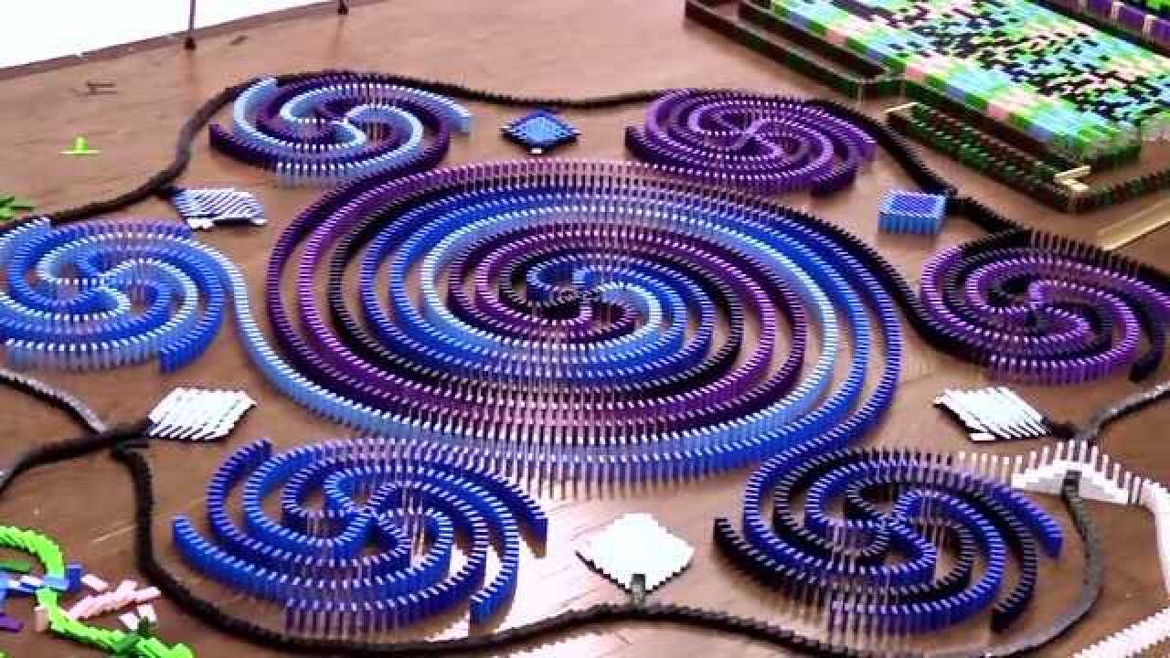 25000块多米诺骨牌摆了一星期构成精彩的两分钟