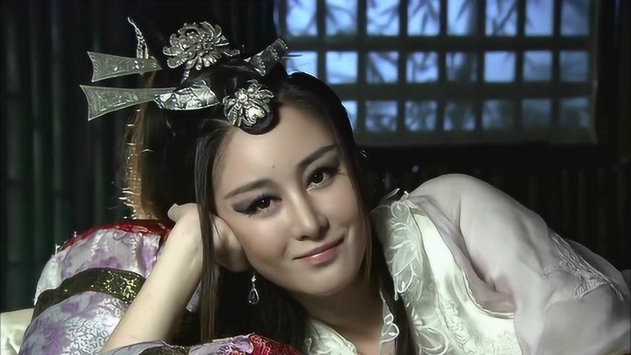 乔灵儿打开屋门谁知正是自己朝思暮想的白莲花