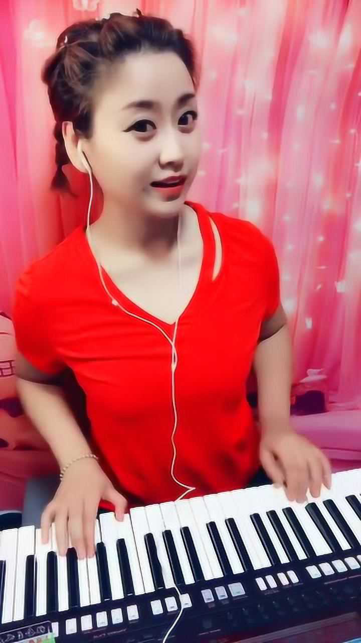 美女电子琴演奏粉红色的回忆