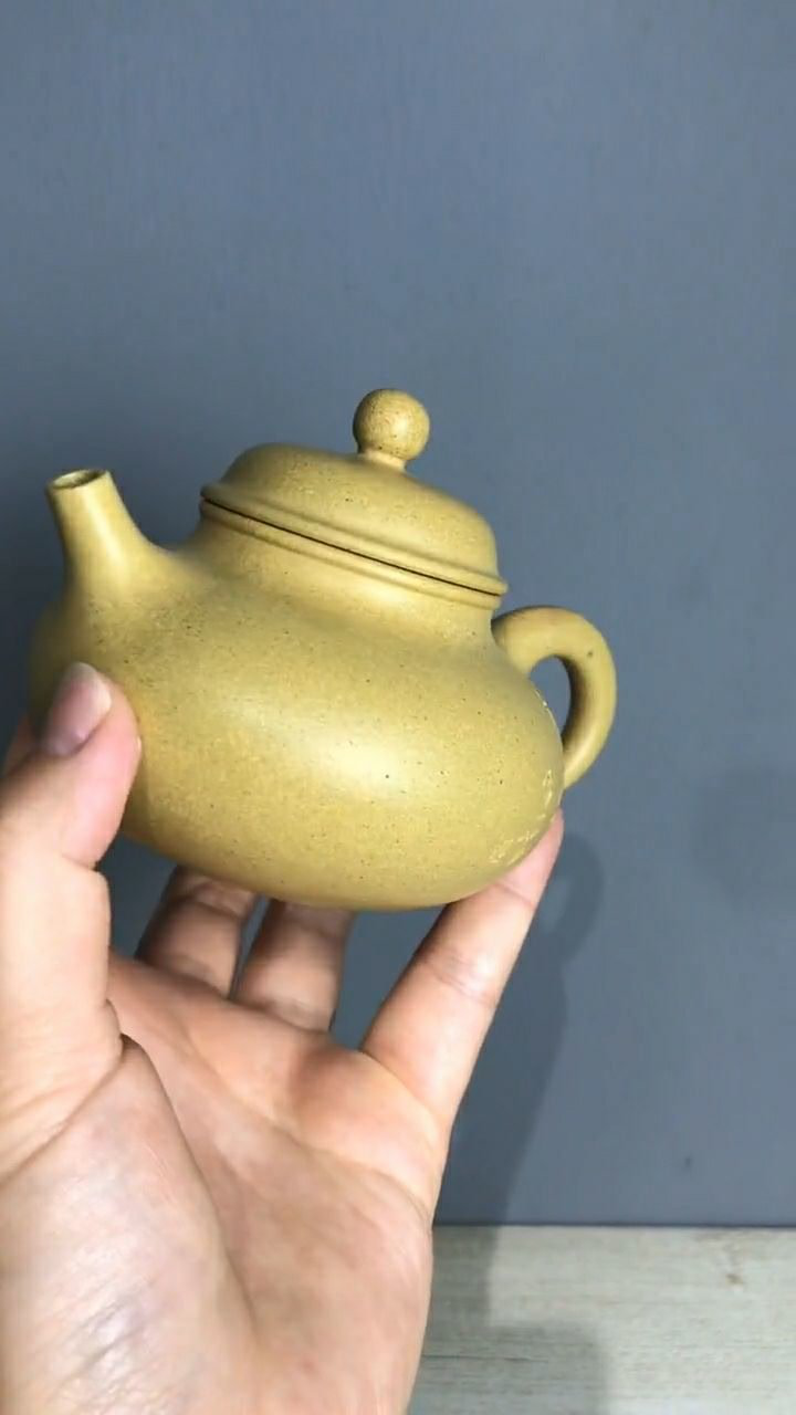 原矿本山段泥紫砂壶,就算有黑点也不妨碍它的美