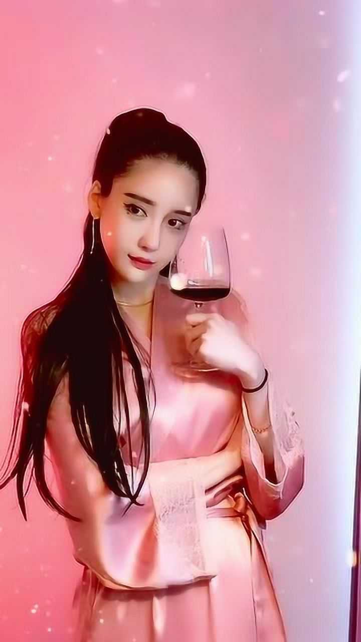 潘南奎美女拿着红酒杯拍照好有气质的妹子