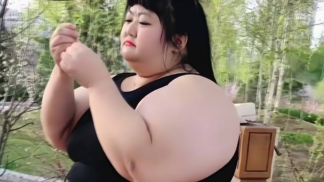 胖三百斤的妹子做吃播,发现成本太贵放弃,靠身材征服网友