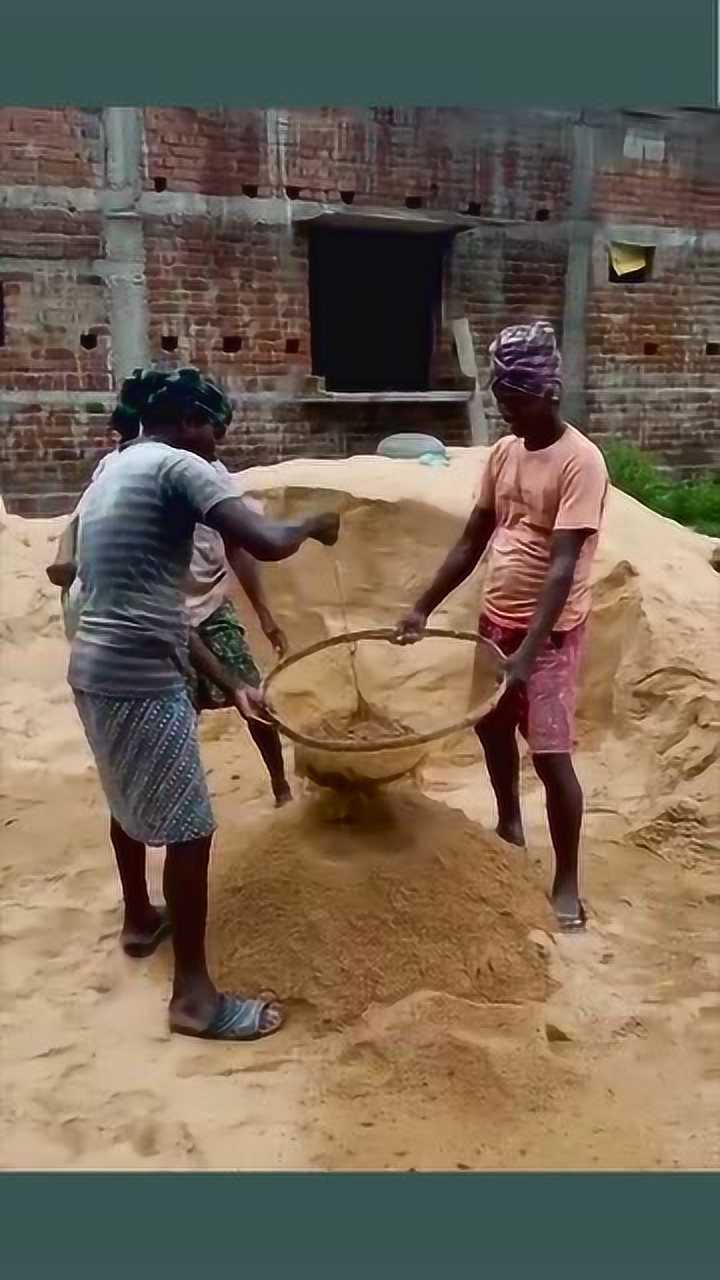 最原始的筛沙子,这种人工筛沙子,好浪费资源啊!