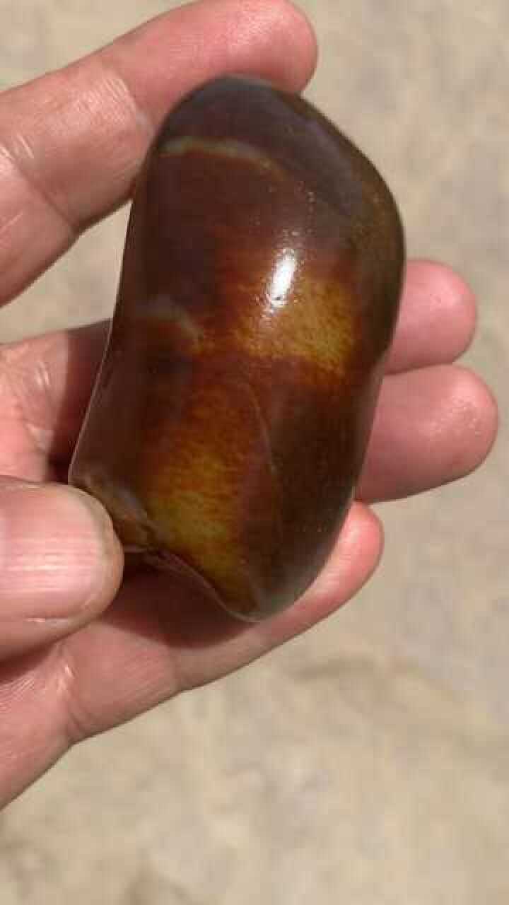 红白相间的和田玉籽料,美好的东西就是这么吸引目光