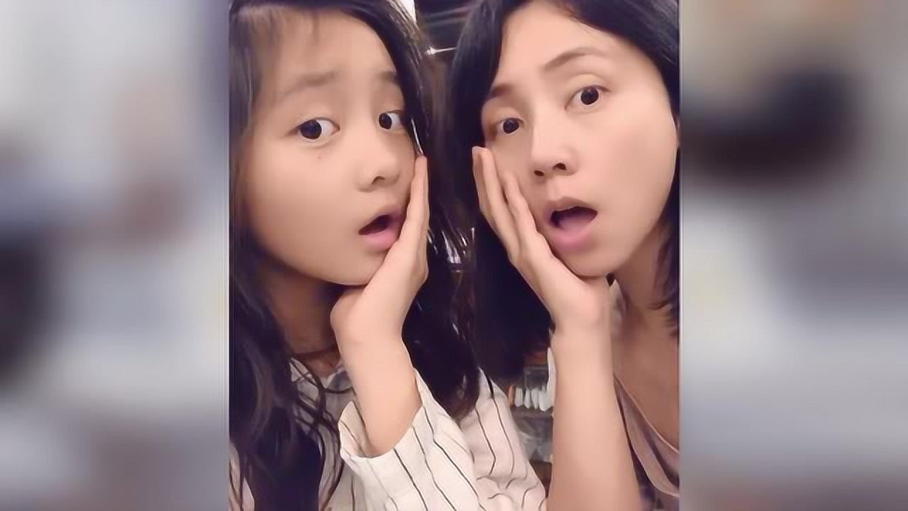 孙莉与多多亲密合影表情多变,网友调侃:双胞胎又晒自拍了!