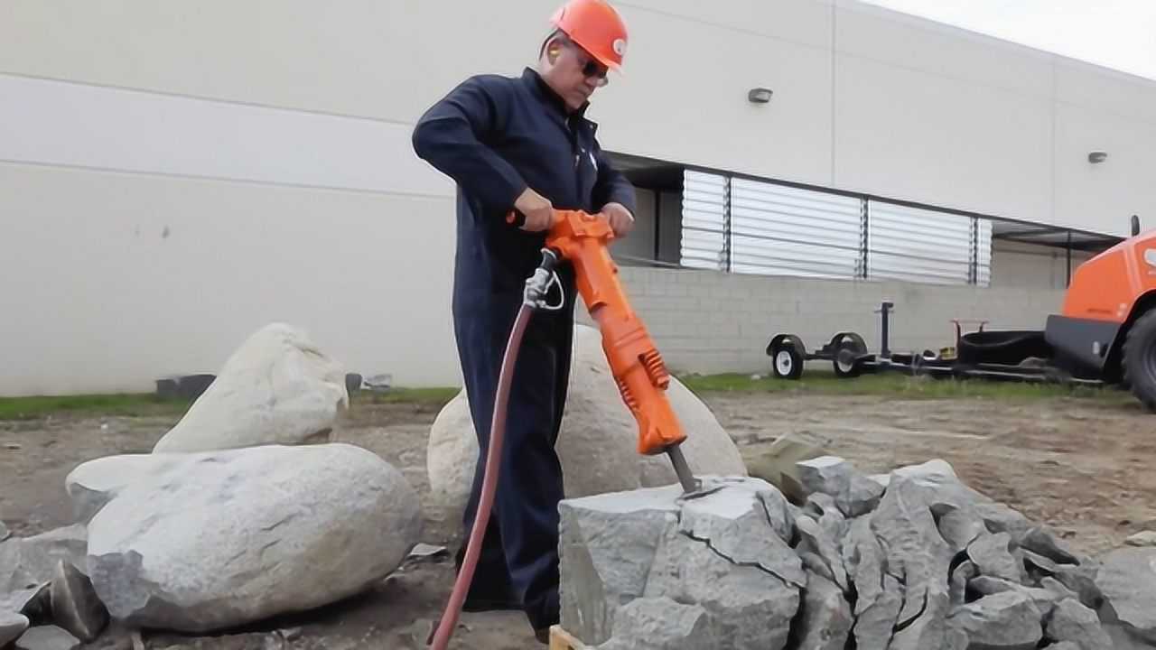 在工地上用冲击钻干活没一会就得休息看完才知道有多辛苦