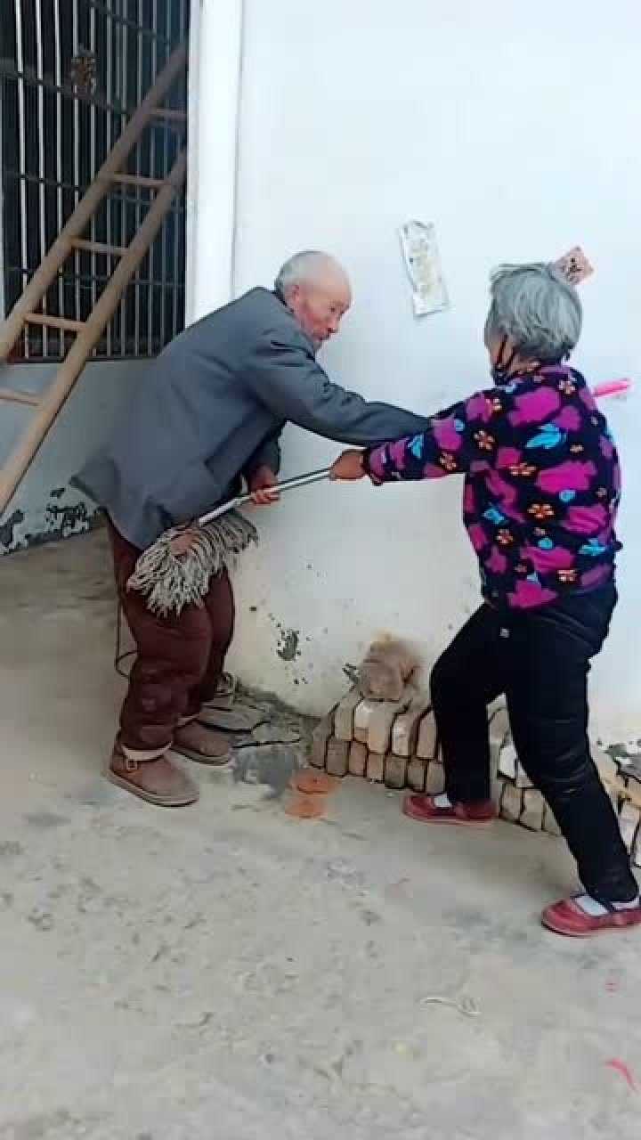 农村老夫妻打架邻居纷纷看热闹这操作可还行