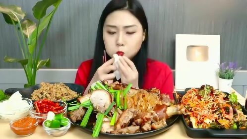 韩国美女吃货吃播美食,小姐姐吃猪蹄肉 炒饭 粉条,吃得特别香看着好