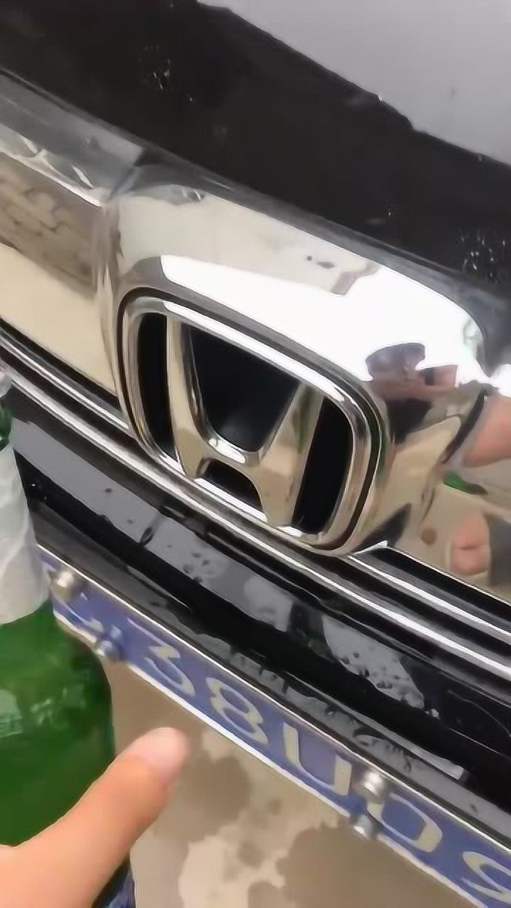本田汽车的车标算是被玩坏了用来起酒瓶盖车主是真舍得啊