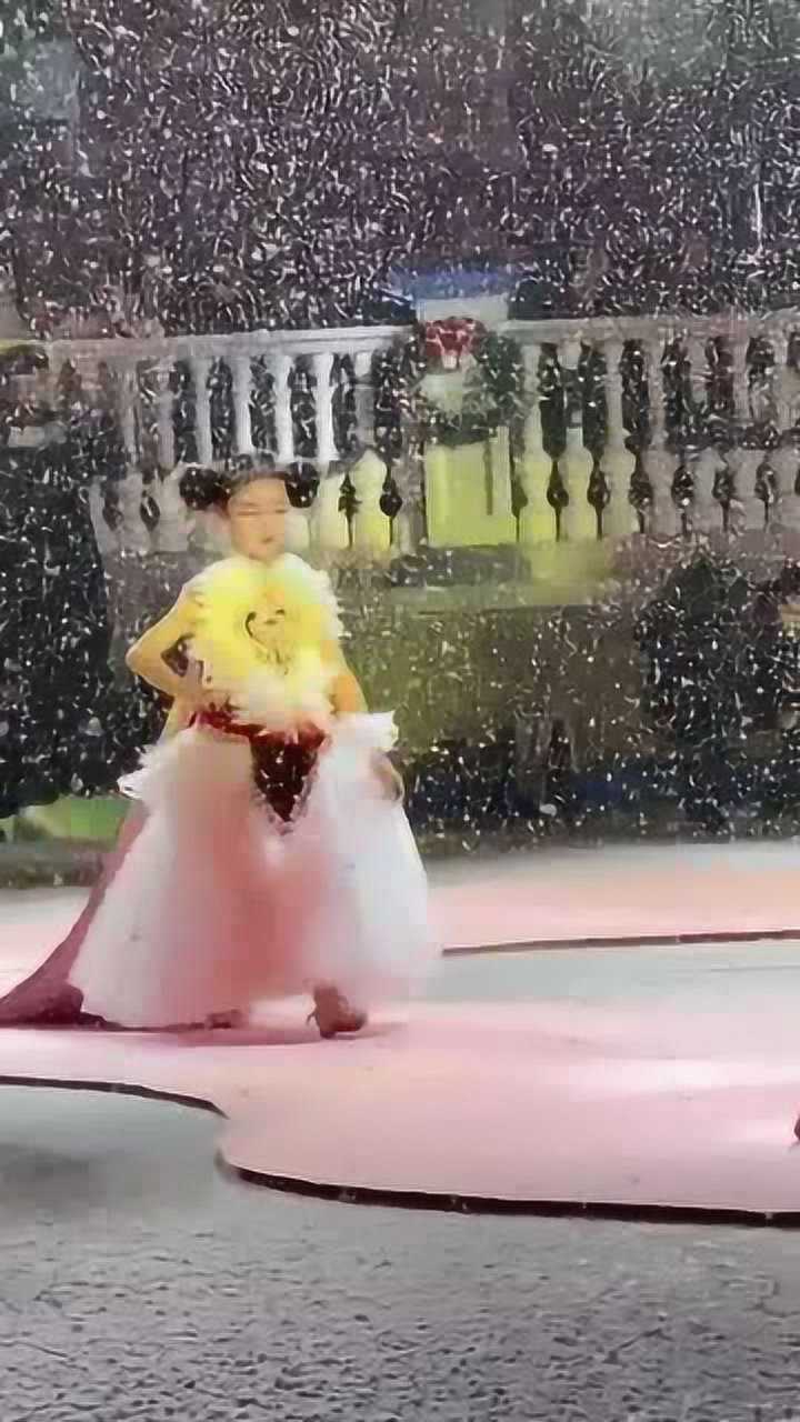 8岁童模焱娃娃上演视觉盛宴雪中秀走秀气场太稳一点都不象8岁的孩子