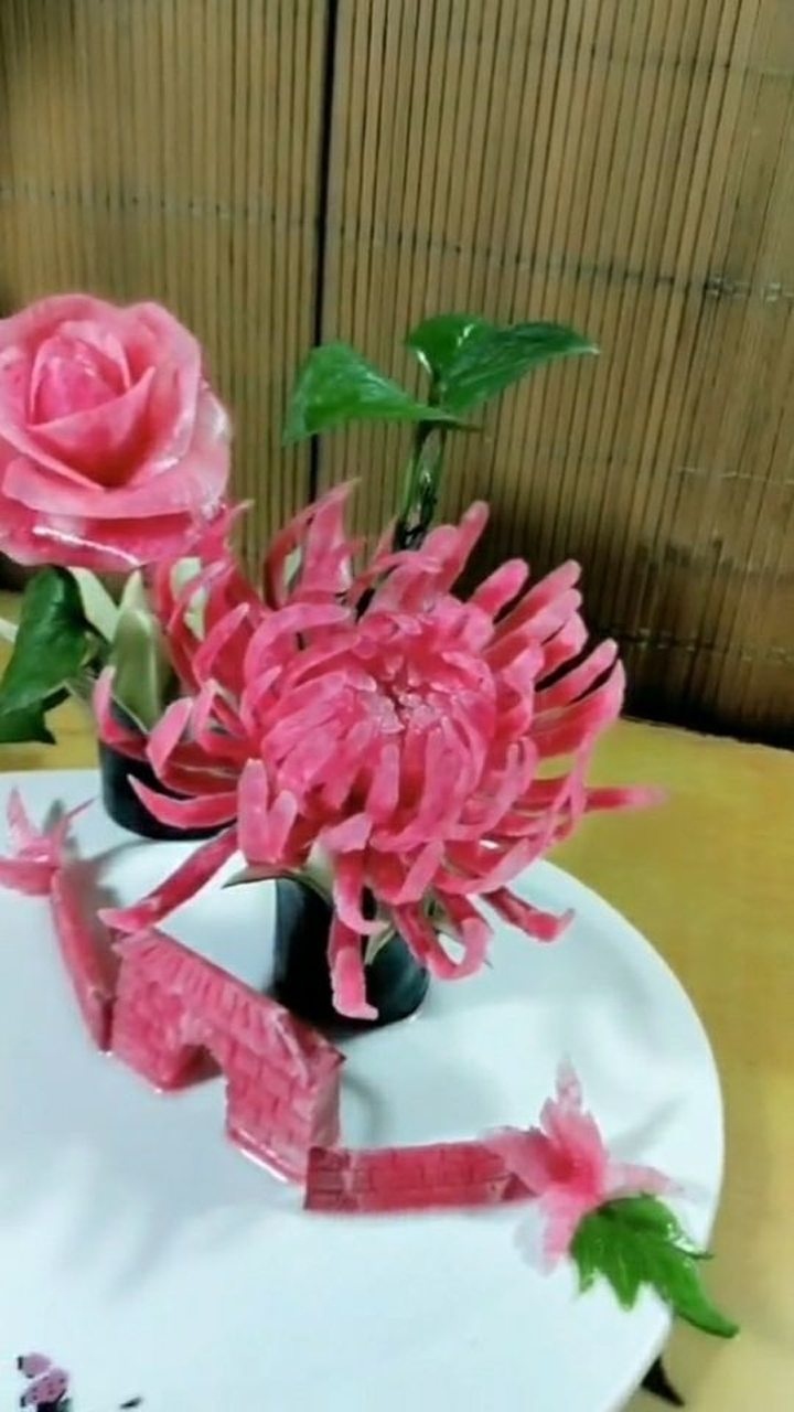 菊花玫瑰花还有城门都是用红心萝卜雕刻的