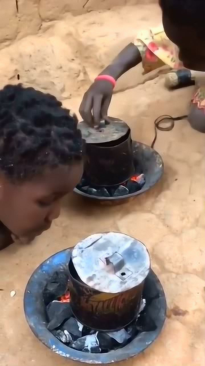 非洲小孩真厉害自己弄的铁盆做饭自力更生的孩子以后才会自立