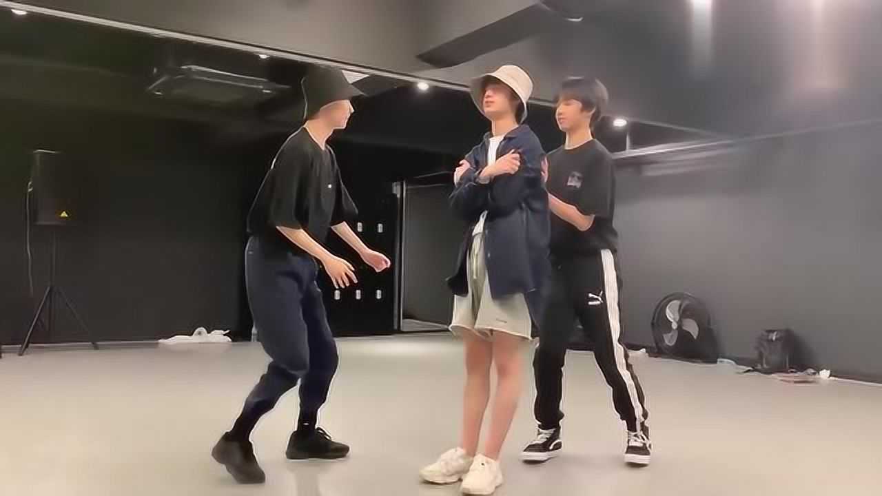 下意识的动作,真的有被甜到啊婉婉娱圈事01:04摄影师没舍得剪的红毯镜