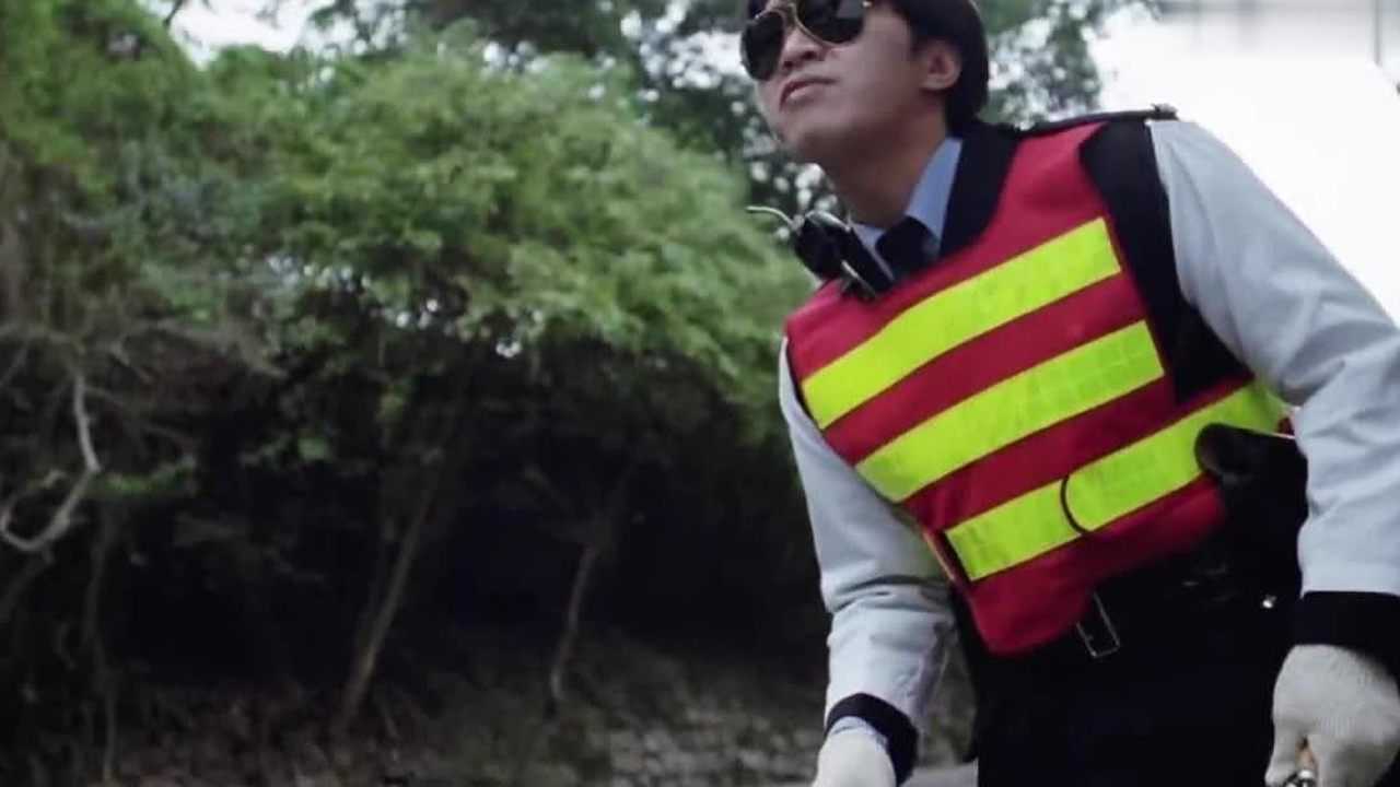 逃学威龙周星驰蹲路上当交警偶遇吴孟达办案他竟也偷偷跟去