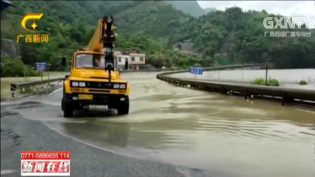 南丹受强降雨影响,道路积水内涝,警方迅速做出恢复指示