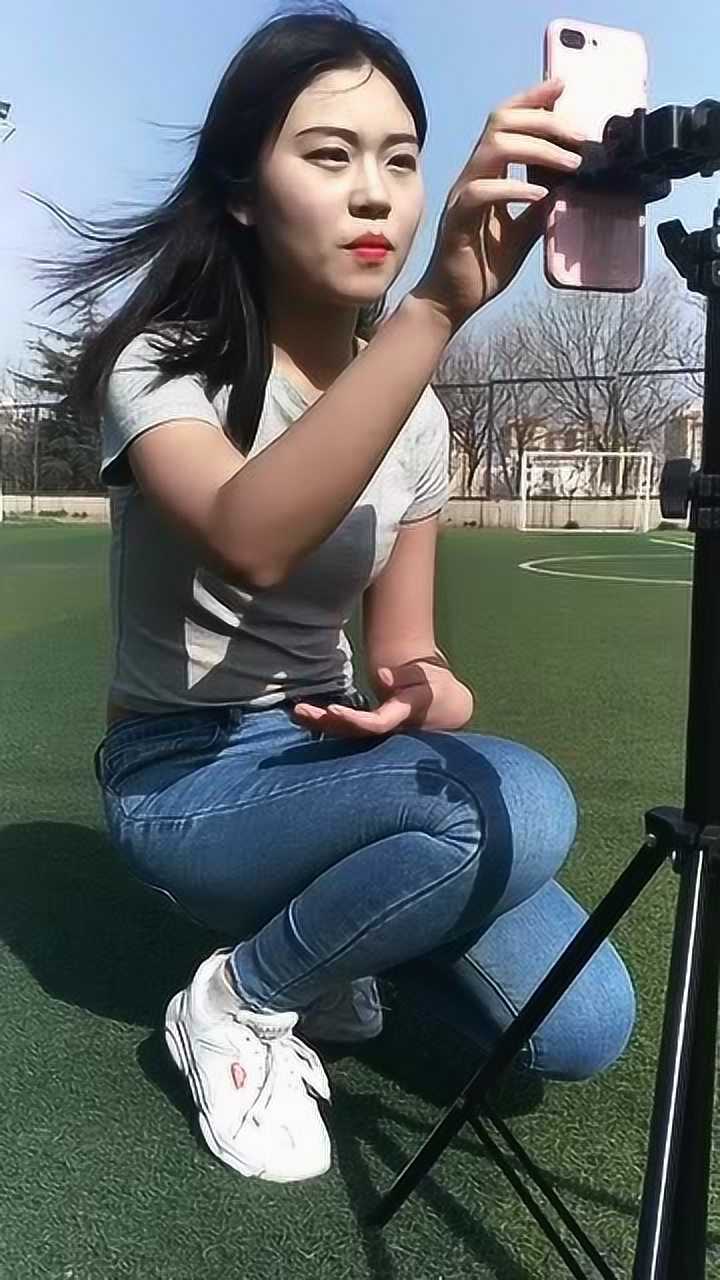 这位自拍的小姐姐真漂亮,眉清目秀,简约休闲!