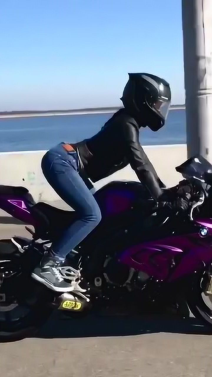 小姐姐骑摩托车真帅,车的颜值很给力,能带我兜风就好了