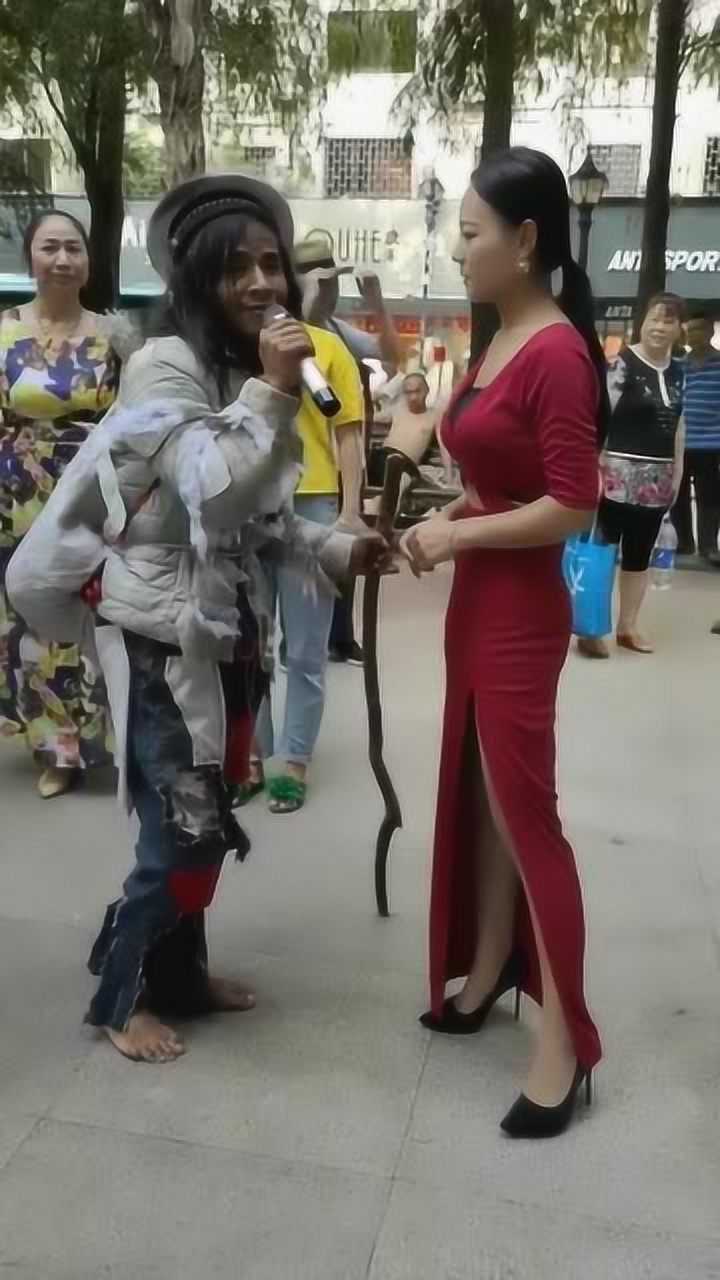 乞丐对着美女唱情歌谁料接下来发生的一幕看着我都嫌恶心