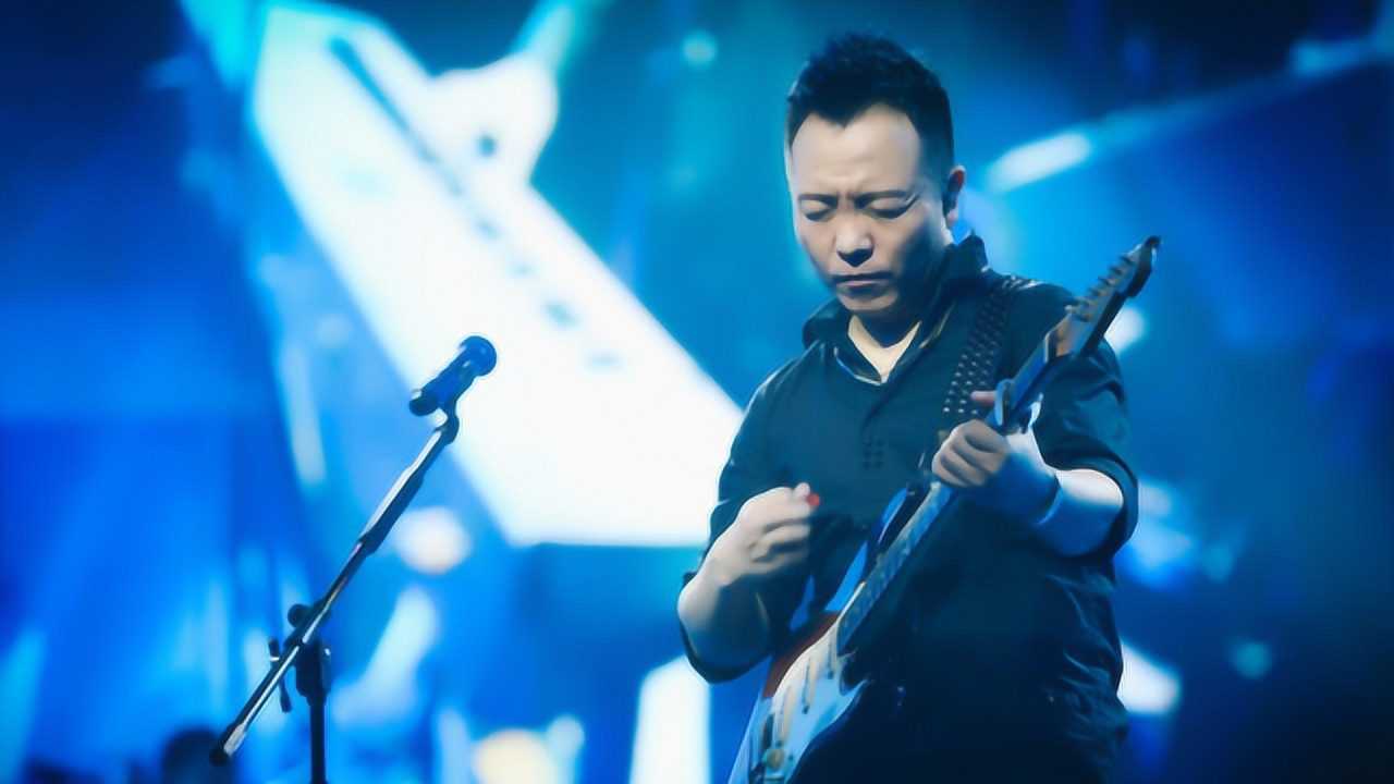 许巍现场演唱蓝莲花现场几万人起立欢呼真是太怀念了