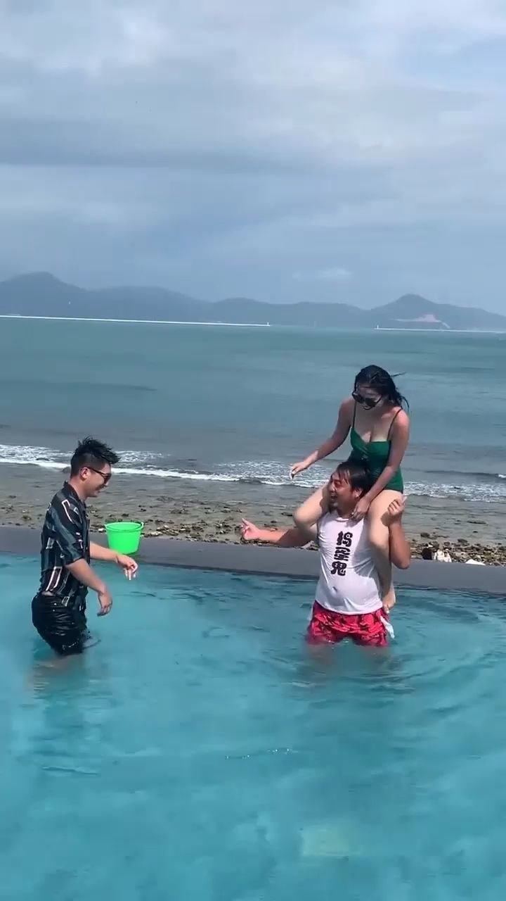 新娘骑在摄影师的肩膀上竟然笑得这么开心