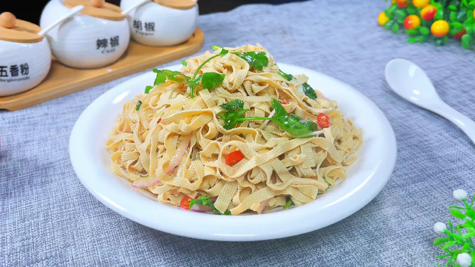 饭店的凉拌豆腐皮为啥那么好吃?只需2个小技巧,软嫩入味又下饭