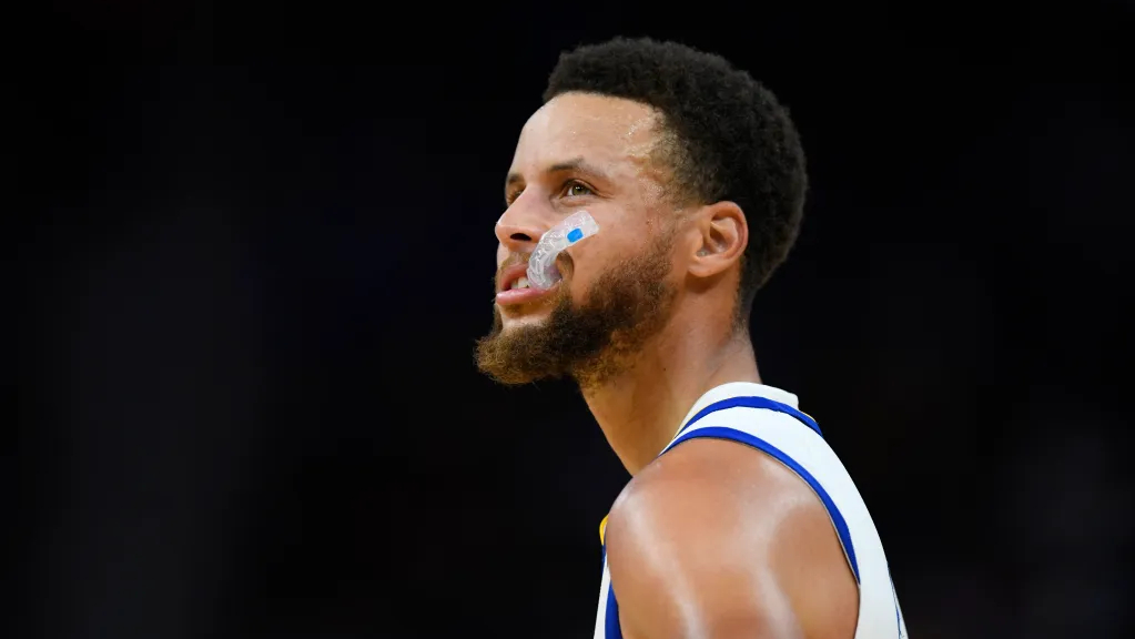 小学生暴怒!普尔关键时刻打铁 库里扔牙套被驱逐