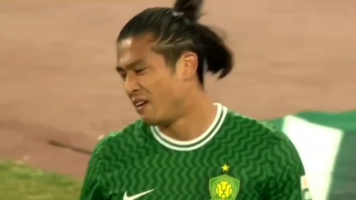 泰山提速加快节奏一波连续进攻 逼得张玉宁高速跑回国安禁区解围