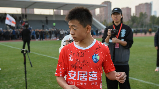 国足未来新星?回顾邝兆镭三次任意球全中:死角弧线 当点球踢