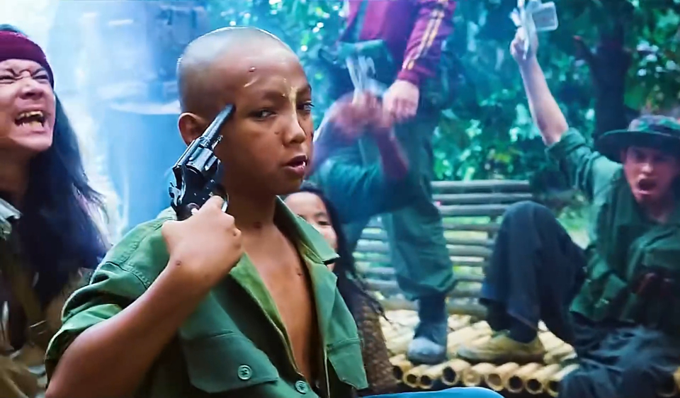 湄公河地区的童子军太猖狂了,扛ak吸面粉单手压枪!