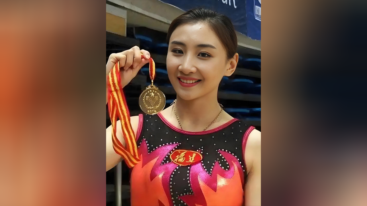 蹦床女神何雯娜,带伤出战超神发挥,教科书般的动作拿下冠军