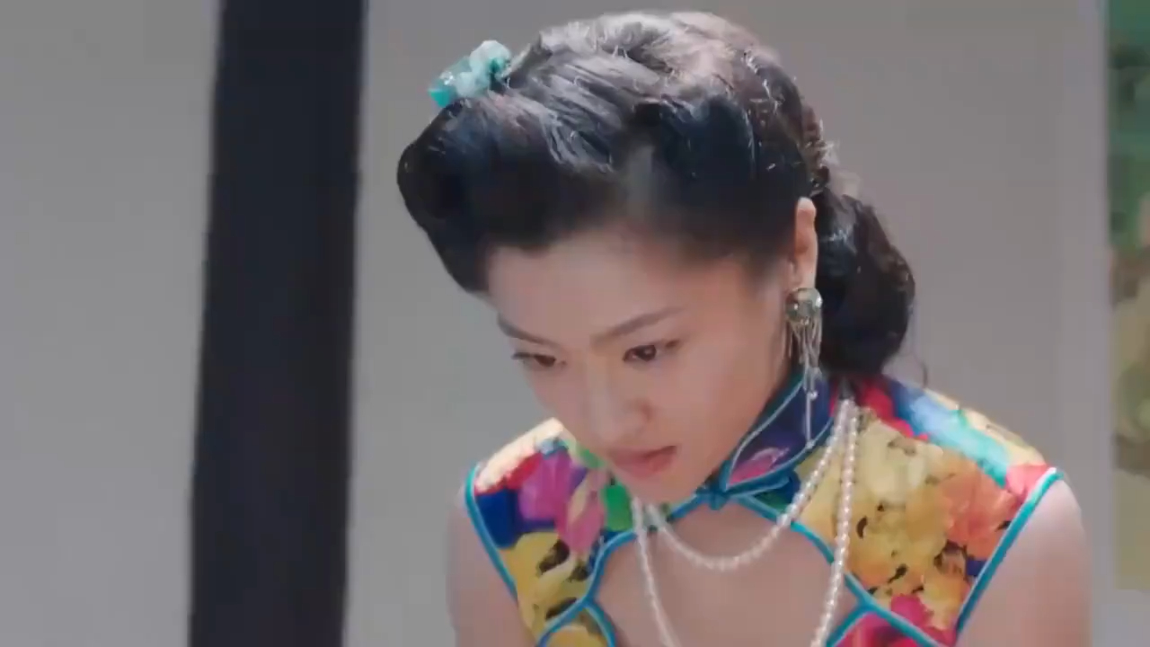 汉奸洗澡枪不离手,姑娘施展美人计,下秒高手一刀封喉