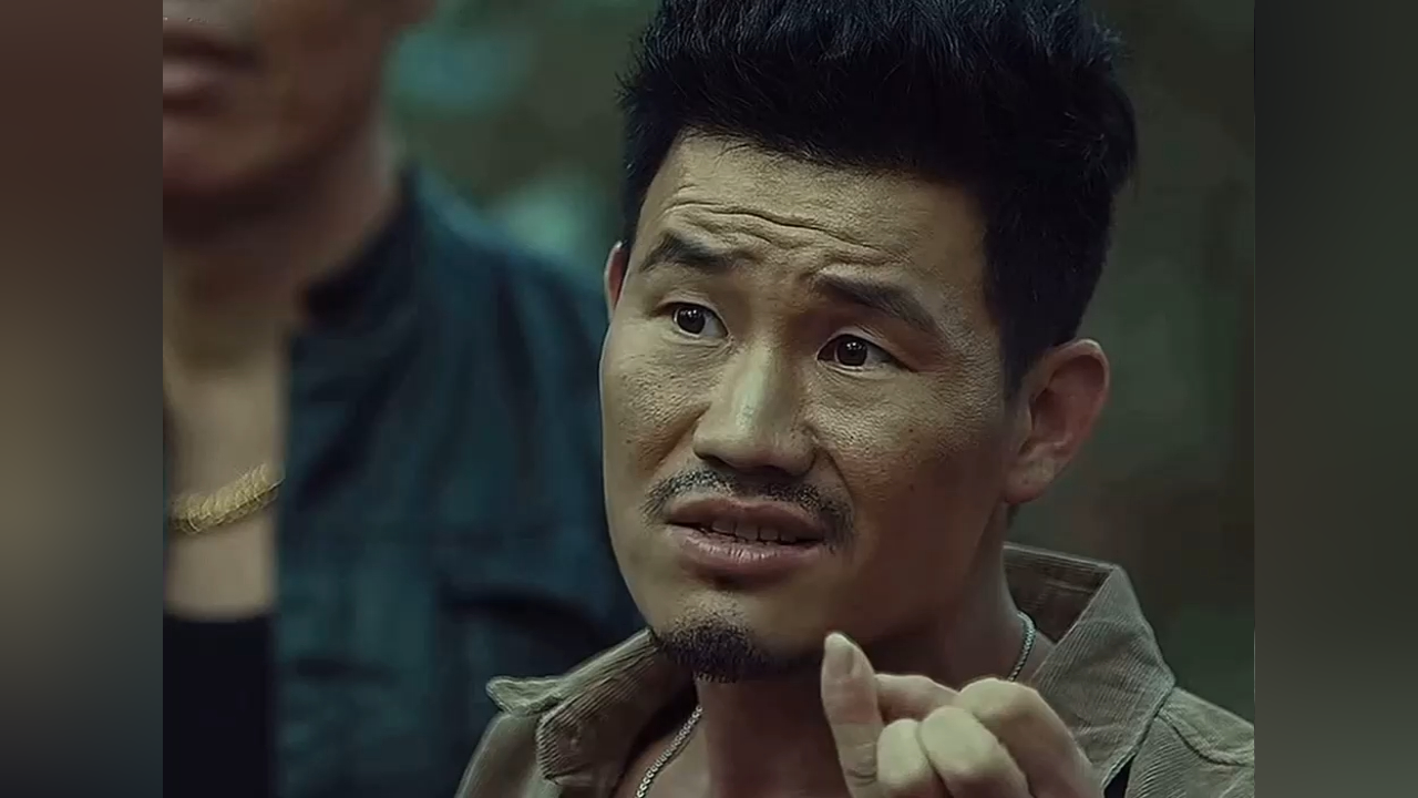 警方为了将犯罪分子连根拔起, 派男人当卧底打入敌人内部