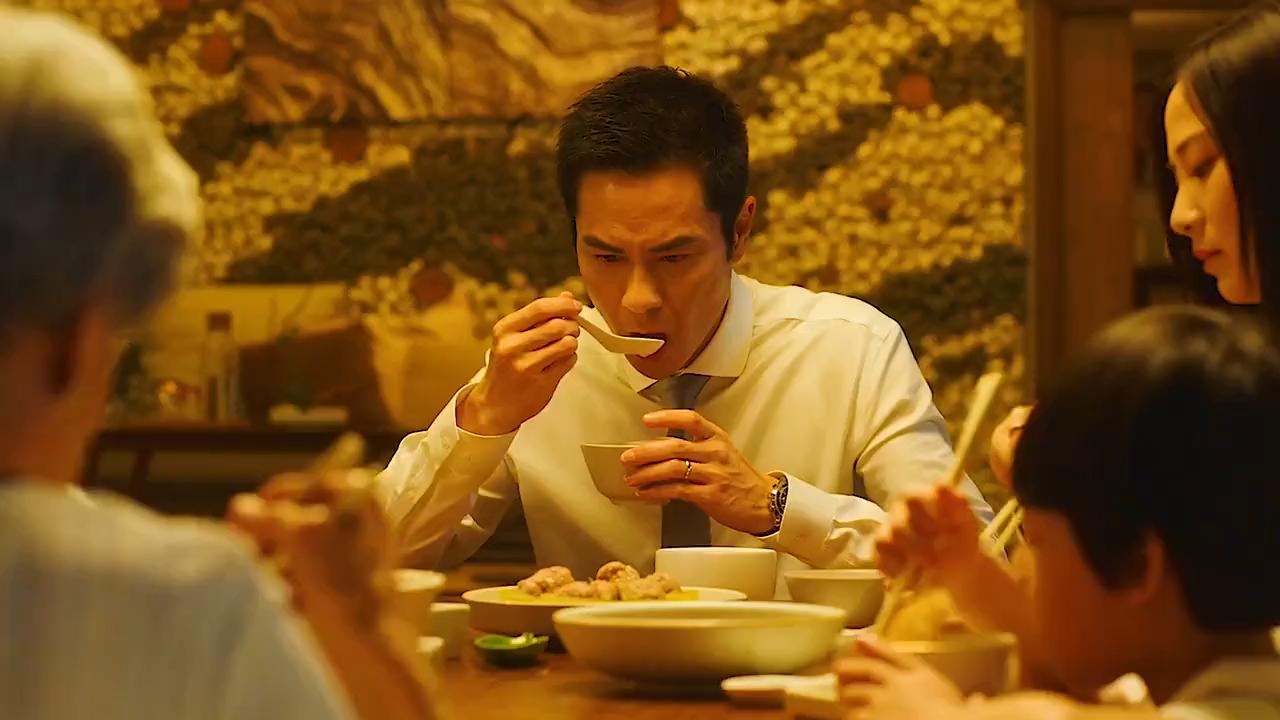 电影《焚情》郑嘉颖新片变冤种老公,男人有多少可以抵抗女主的诱惑