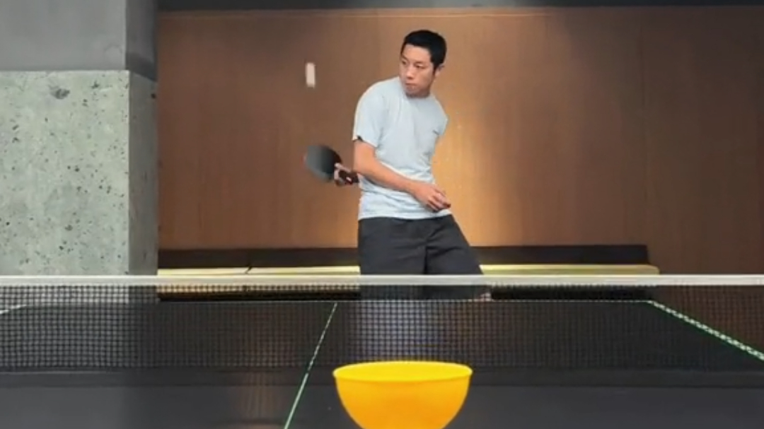 许昕帅气接球反手打中,祝高考生一举高中:赢得人生重要比赛