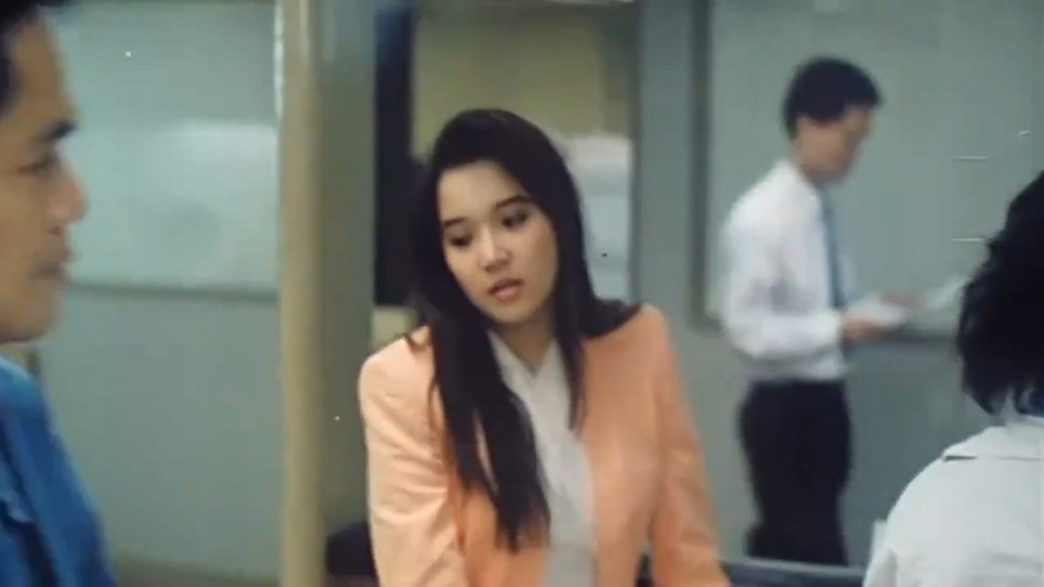 黄光亮实在没钱,本想劫一次银行,没想到还要排队