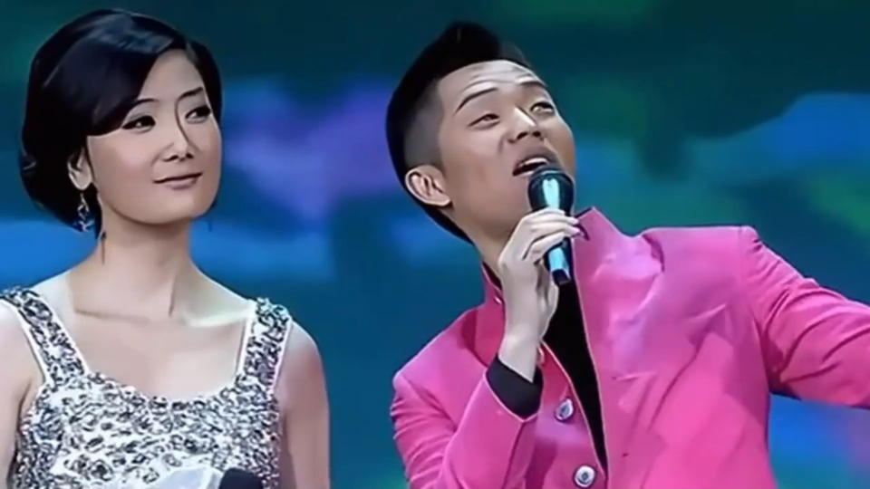 凤凰传奇演唱会引爆夏日激情,他们独特的嗓音和动感的舞姿,点燃了整个