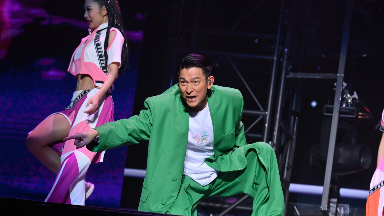 刘德华演唱会告别上海滩,唱《掌声响起来》哭崩了,粉丝不忘调侃是真唱