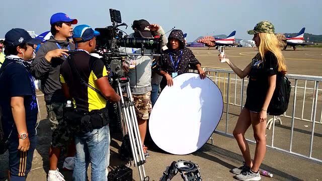 上个月的第11届珠海航展,在解放军八一飞行表演队表演机前,军武环环被